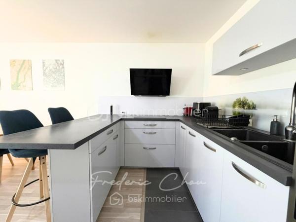 94350 - VILLIERS-SUR-MARNE - AU COEUR DU CENTRE-VILLE ET A 5 MIN DE LA GARE
TRES BEL APPARTEMENT EXPOSE PLEIN SUD AVEC BALCON DANS RESIDENCE DE 2019
SEJOUR SPACIEUX DE 27 M², CUISINE EQUIPEE

Envie d’un appartement agréable à vivre, dans une résidence calme, sécurisée et bien située ? Venez découvrir ce joli F3 de 64,68 m² CARREZ, au 1er étage avec ascenseur d’une résidence de 2019, sans travaux à prévoir, prêt à vivre. Un bien idéal pour un couple, une petite famille ou pour un premier achat. 

Les + de l’appartement :
☀️ Exposition sud, pour profiter d’une belle luminosité
🌿 Balcon de 4 m², idéal pour prendre un café au soleil
🚗 Place de parking privative en sous-sol
🏢 Résidence de 2019, encore couverte par la garantie décennale

Taxe foncière: 1328 € annuel
Charges de copropriété 183 € mensuel
DPE : C
GES : C

Vous profiterez de la proximité du centre-ville:
- Carrefour City à 4 min à pieds
- Marché du Centre-ville à 2 min à pieds
- La Poste à 2 min à pieds
- Gare RER E de Villiers-sur-Marne – Le Plessis-Trévise à 5 min à pieds ou Gare RER A de Noisy-le-Grand Mont d'Est (13 min en bus)
- Ecoles maternelles et élémentaires à 5-7 min à pieds
- Collège à 15 min à pieds

Envie de le découvrir ? Contactez-moi au plus vite pour une visite !

Le bien est situé dans une copropriété de 86 logements et 83 places de parkings. Pas de procédures en cours.
