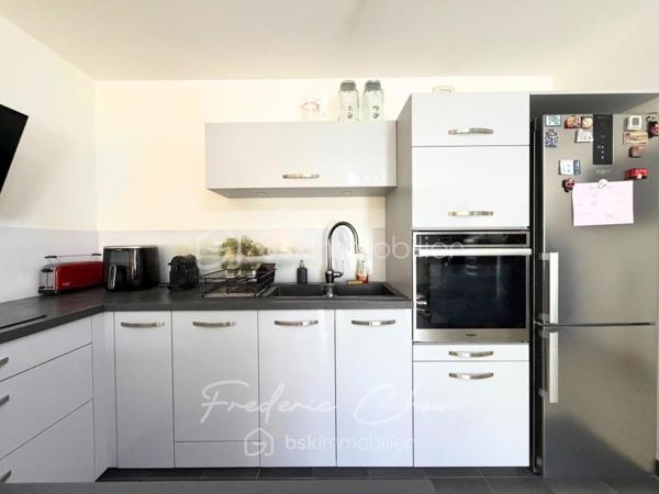 94350 - VILLIERS-SUR-MARNE - AU COEUR DU CENTRE-VILLE ET A 5 MIN DE LA GARE
TRES BEL APPARTEMENT EXPOSE PLEIN SUD AVEC BALCON DANS RESIDENCE DE 2019
SEJOUR SPACIEUX DE 27 M², CUISINE EQUIPEE

Envie d’un appartement agréable à vivre, dans une résidence calme, sécurisée et bien située ? Venez découvrir ce joli F3 de 64,68 m² CARREZ, au 1er étage avec ascenseur d’une résidence de 2019, sans travaux à prévoir, prêt à vivre. Un bien idéal pour un couple, une petite famille ou pour un premier achat. 

Les + de l’appartement :
☀️ Exposition sud, pour profiter d’une belle luminosité
🌿 Balcon de 4 m², idéal pour prendre un café au soleil
🚗 Place de parking privative en sous-sol
🏢 Résidence de 2019, encore couverte par la garantie décennale

Taxe foncière: 1328 € annuel
Charges de copropriété 183 € mensuel
DPE : C
GES : C

Vous profiterez de la proximité du centre-ville:
- Carrefour City à 4 min à pieds
- Marché du Centre-ville à 2 min à pieds
- La Poste à 2 min à pieds
- Gare RER E de Villiers-sur-Marne – Le Plessis-Trévise à 5 min à pieds ou Gare RER A de Noisy-le-Grand Mont d'Est (13 min en bus)
- Ecoles maternelles et élémentaires à 5-7 min à pieds
- Collège à 15 min à pieds

Envie de le découvrir ? Contactez-moi au plus vite pour une visite !

Le bien est situé dans une copropriété de 86 logements et 83 places de parkings. Pas de procédures en cours.