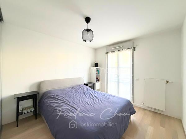 94350 - VILLIERS-SUR-MARNE - AU COEUR DU CENTRE-VILLE ET A 5 MIN DE LA GARE
TRES BEL APPARTEMENT EXPOSE PLEIN SUD AVEC BALCON DANS RESIDENCE DE 2019
SEJOUR SPACIEUX DE 27 M², CUISINE EQUIPEE

Envie d’un appartement agréable à vivre, dans une résidence calme, sécurisée et bien située ? Venez découvrir ce joli F3 de 64,68 m² CARREZ, au 1er étage avec ascenseur d’une résidence de 2019, sans travaux à prévoir, prêt à vivre. Un bien idéal pour un couple, une petite famille ou pour un premier achat. 

Les + de l’appartement :
☀️ Exposition sud, pour profiter d’une belle luminosité
🌿 Balcon de 4 m², idéal pour prendre un café au soleil
🚗 Place de parking privative en sous-sol
🏢 Résidence de 2019, encore couverte par la garantie décennale

Taxe foncière: 1328 € annuel
Charges de copropriété 183 € mensuel
DPE : C
GES : C

Vous profiterez de la proximité du centre-ville:
- Carrefour City à 4 min à pieds
- Marché du Centre-ville à 2 min à pieds
- La Poste à 2 min à pieds
- Gare RER E de Villiers-sur-Marne – Le Plessis-Trévise à 5 min à pieds ou Gare RER A de Noisy-le-Grand Mont d'Est (13 min en bus)
- Ecoles maternelles et élémentaires à 5-7 min à pieds
- Collège à 15 min à pieds

Envie de le découvrir ? Contactez-moi au plus vite pour une visite !

Le bien est situé dans une copropriété de 86 logements et 83 places de parkings. Pas de procédures en cours.