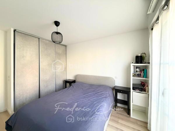 94350 - VILLIERS-SUR-MARNE - AU COEUR DU CENTRE-VILLE ET A 5 MIN DE LA GARE
TRES BEL APPARTEMENT EXPOSE PLEIN SUD AVEC BALCON DANS RESIDENCE DE 2019
SEJOUR SPACIEUX DE 27 M², CUISINE EQUIPEE

Envie d’un appartement agréable à vivre, dans une résidence calme, sécurisée et bien située ? Venez découvrir ce joli F3 de 64,68 m² CARREZ, au 1er étage avec ascenseur d’une résidence de 2019, sans travaux à prévoir, prêt à vivre. Un bien idéal pour un couple, une petite famille ou pour un premier achat. 

Les + de l’appartement :
☀️ Exposition sud, pour profiter d’une belle luminosité
🌿 Balcon de 4 m², idéal pour prendre un café au soleil
🚗 Place de parking privative en sous-sol
🏢 Résidence de 2019, encore couverte par la garantie décennale

Taxe foncière: 1328 € annuel
Charges de copropriété 183 € mensuel
DPE : C
GES : C

Vous profiterez de la proximité du centre-ville:
- Carrefour City à 4 min à pieds
- Marché du Centre-ville à 2 min à pieds
- La Poste à 2 min à pieds
- Gare RER E de Villiers-sur-Marne – Le Plessis-Trévise à 5 min à pieds ou Gare RER A de Noisy-le-Grand Mont d'Est (13 min en bus)
- Ecoles maternelles et élémentaires à 5-7 min à pieds
- Collège à 15 min à pieds

Envie de le découvrir ? Contactez-moi au plus vite pour une visite !

Le bien est situé dans une copropriété de 86 logements et 83 places de parkings. Pas de procédures en cours.