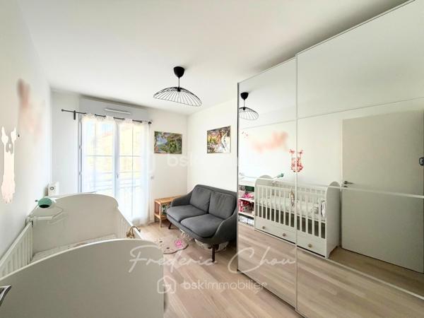 94350 - VILLIERS-SUR-MARNE - AU COEUR DU CENTRE-VILLE ET A 5 MIN DE LA GARE
TRES BEL APPARTEMENT EXPOSE PLEIN SUD AVEC BALCON DANS RESIDENCE DE 2019
SEJOUR SPACIEUX DE 27 M², CUISINE EQUIPEE

Envie d’un appartement agréable à vivre, dans une résidence calme, sécurisée et bien située ? Venez découvrir ce joli F3 de 64,68 m² CARREZ, au 1er étage avec ascenseur d’une résidence de 2019, sans travaux à prévoir, prêt à vivre. Un bien idéal pour un couple, une petite famille ou pour un premier achat. 

Les + de l’appartement :
☀️ Exposition sud, pour profiter d’une belle luminosité
🌿 Balcon de 4 m², idéal pour prendre un café au soleil
🚗 Place de parking privative en sous-sol
🏢 Résidence de 2019, encore couverte par la garantie décennale

Taxe foncière: 1328 € annuel
Charges de copropriété 183 € mensuel
DPE : C
GES : C

Vous profiterez de la proximité du centre-ville:
- Carrefour City à 4 min à pieds
- Marché du Centre-ville à 2 min à pieds
- La Poste à 2 min à pieds
- Gare RER E de Villiers-sur-Marne – Le Plessis-Trévise à 5 min à pieds ou Gare RER A de Noisy-le-Grand Mont d'Est (13 min en bus)
- Ecoles maternelles et élémentaires à 5-7 min à pieds
- Collège à 15 min à pieds

Envie de le découvrir ? Contactez-moi au plus vite pour une visite !

Le bien est situé dans une copropriété de 86 logements et 83 places de parkings. Pas de procédures en cours.