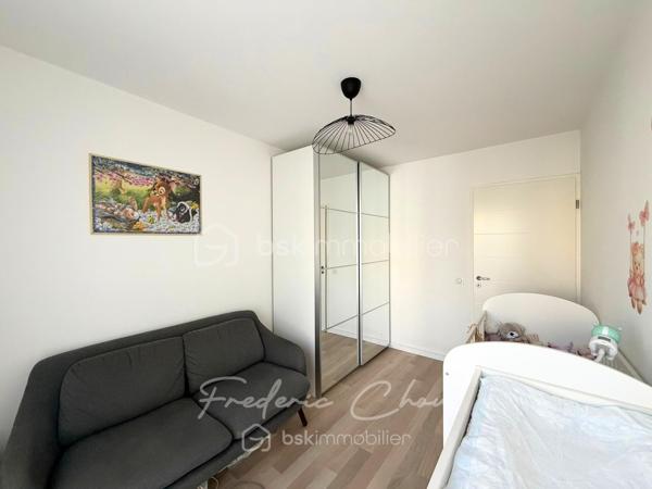94350 - VILLIERS-SUR-MARNE - AU COEUR DU CENTRE-VILLE ET A 5 MIN DE LA GARE
TRES BEL APPARTEMENT EXPOSE PLEIN SUD AVEC BALCON DANS RESIDENCE DE 2019
SEJOUR SPACIEUX DE 27 M², CUISINE EQUIPEE

Envie d’un appartement agréable à vivre, dans une résidence calme, sécurisée et bien située ? Venez découvrir ce joli F3 de 64,68 m² CARREZ, au 1er étage avec ascenseur d’une résidence de 2019, sans travaux à prévoir, prêt à vivre. Un bien idéal pour un couple, une petite famille ou pour un premier achat. 

Les + de l’appartement :
☀️ Exposition sud, pour profiter d’une belle luminosité
🌿 Balcon de 4 m², idéal pour prendre un café au soleil
🚗 Place de parking privative en sous-sol
🏢 Résidence de 2019, encore couverte par la garantie décennale

Taxe foncière: 1328 € annuel
Charges de copropriété 183 € mensuel
DPE : C
GES : C

Vous profiterez de la proximité du centre-ville:
- Carrefour City à 4 min à pieds
- Marché du Centre-ville à 2 min à pieds
- La Poste à 2 min à pieds
- Gare RER E de Villiers-sur-Marne – Le Plessis-Trévise à 5 min à pieds ou Gare RER A de Noisy-le-Grand Mont d'Est (13 min en bus)
- Ecoles maternelles et élémentaires à 5-7 min à pieds
- Collège à 15 min à pieds

Envie de le découvrir ? Contactez-moi au plus vite pour une visite !

Le bien est situé dans une copropriété de 86 logements et 83 places de parkings. Pas de procédures en cours.