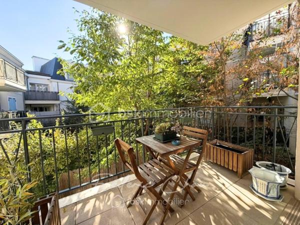 94350 - VILLIERS-SUR-MARNE - AU COEUR DU CENTRE-VILLE ET A 5 MIN DE LA GARE
TRES BEL APPARTEMENT EXPOSE PLEIN SUD AVEC BALCON DANS RESIDENCE DE 2019
SEJOUR SPACIEUX DE 27 M², CUISINE EQUIPEE

Envie d’un appartement agréable à vivre, dans une résidence calme, sécurisée et bien située ? Venez découvrir ce joli F3 de 64,68 m² CARREZ, au 1er étage avec ascenseur d’une résidence de 2019, sans travaux à prévoir, prêt à vivre. Un bien idéal pour un couple, une petite famille ou pour un premier achat. 

Les + de l’appartement :
☀️ Exposition sud, pour profiter d’une belle luminosité
🌿 Balcon de 4 m², idéal pour prendre un café au soleil
🚗 Place de parking privative en sous-sol
🏢 Résidence de 2019, encore couverte par la garantie décennale

Taxe foncière: 1328 € annuel
Charges de copropriété 183 € mensuel
DPE : C
GES : C

Vous profiterez de la proximité du centre-ville:
- Carrefour City à 4 min à pieds
- Marché du Centre-ville à 2 min à pieds
- La Poste à 2 min à pieds
- Gare RER E de Villiers-sur-Marne – Le Plessis-Trévise à 5 min à pieds ou Gare RER A de Noisy-le-Grand Mont d'Est (13 min en bus)
- Ecoles maternelles et élémentaires à 5-7 min à pieds
- Collège à 15 min à pieds

Envie de le découvrir ? Contactez-moi au plus vite pour une visite !

Le bien est situé dans une copropriété de 86 logements et 83 places de parkings. Pas de procédures en cours.
