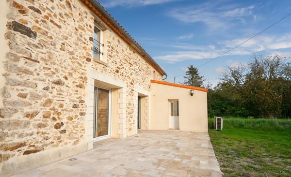 Magnifique Maison en Pierre Rénovée - avec sa grange à rénover de 143 m2