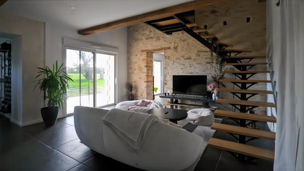 Magnifique Maison en Pierre Rénovée - avec sa grange à rénover de 143 m2