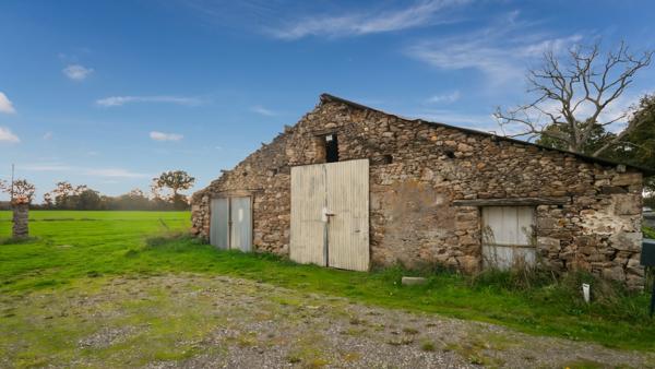 Magnifique Maison en Pierre Rénovée - avec sa grange à rénover de 143 m2