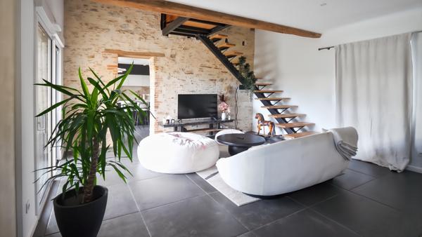 Magnifique Maison en Pierre Rénovée - avec sa grange à rénover de 143 m2