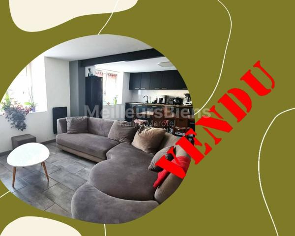 Une Ferme mitoyenne avec une belle partie habitable rénovée de 130 m2 et ses grandes dépendances.