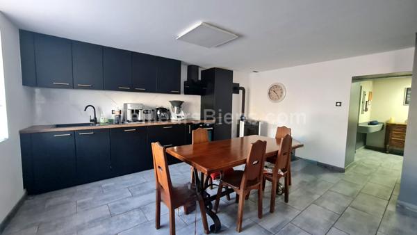 Une Ferme mitoyenne avec une belle partie habitable rénovée de 130 m2 et ses grandes dépendances.