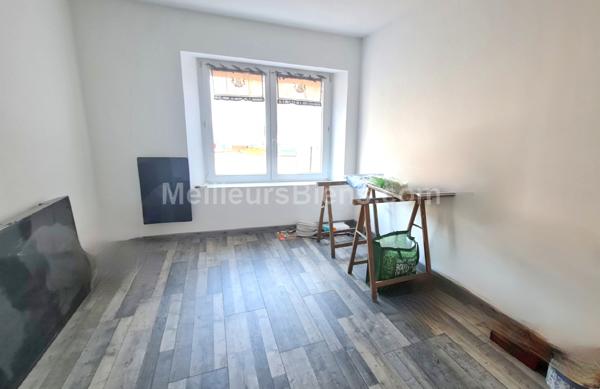 Une Ferme mitoyenne avec une belle partie habitable rénovée de 130 m2 et ses grandes dépendances.