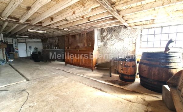 Une Ferme mitoyenne avec une belle partie habitable rénovée de 130 m2 et ses grandes dépendances.