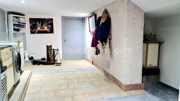 Une Ferme mitoyenne avec une belle partie habitable rénovée de 130 m2 et ses grandes dépendances.