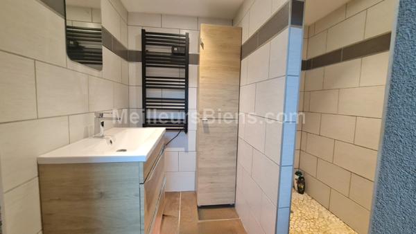 Une Ferme mitoyenne avec une belle partie habitable rénovée de 130 m2 et ses grandes dépendances.