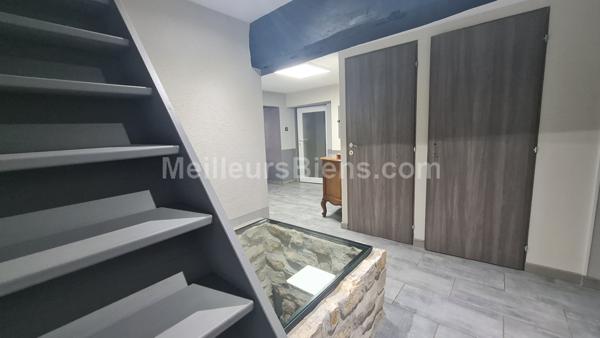 Une Ferme mitoyenne avec une belle partie habitable rénovée de 130 m2 et ses grandes dépendances.