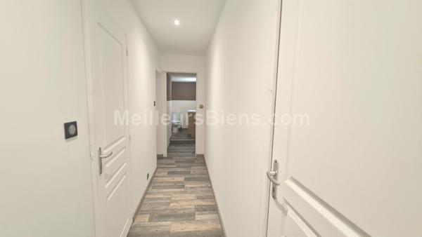 Une Ferme mitoyenne avec une belle partie habitable rénovée de 130 m2 et ses grandes dépendances.