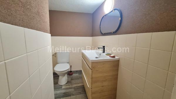 Une Ferme mitoyenne avec une belle partie habitable rénovée de 130 m2 et ses grandes dépendances.