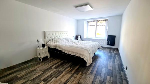 Une Ferme mitoyenne avec une belle partie habitable rénovée de 130 m2 et ses grandes dépendances.