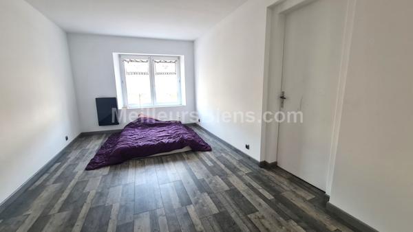 Une Ferme mitoyenne avec une belle partie habitable rénovée de 130 m2 et ses grandes dépendances.