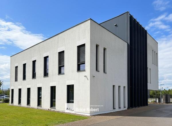 Bureaux à vendre immeuble indépendant à Saint-Priest avec grand terrain