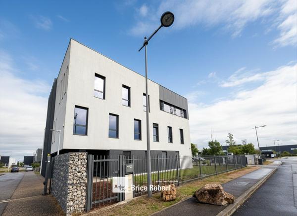 Bureaux à vendre immeuble indépendant à Saint-Priest avec grand terrain