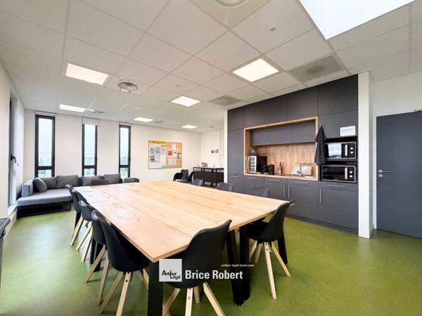 Bureaux à vendre immeuble indépendant à Saint-Priest avec grand terrain
