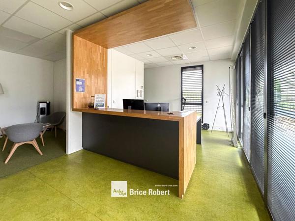 Bureaux à vendre immeuble indépendant à Saint-Priest avec grand terrain