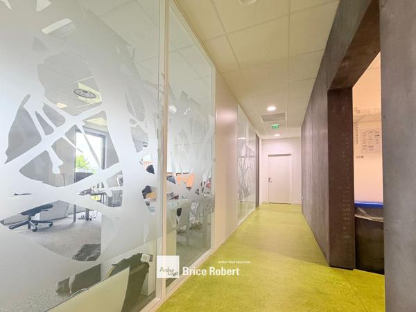 Bureaux à vendre immeuble indépendant à Saint-Priest avec grand terrain