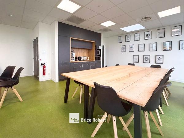 Bureaux à vendre immeuble indépendant à Saint-Priest avec grand terrain
