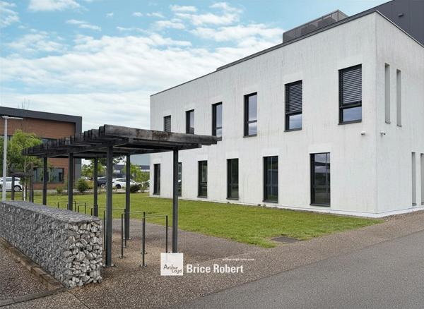 Bureaux à vendre immeuble indépendant à Saint-Priest avec grand terrain