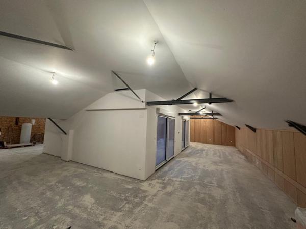 LIBOURNE IMMEDIAT - TRES BEAU BATIMENT PARFAIT ETAT - GARAGES ET BUREAUX - BON RAPPORT LOCATIF