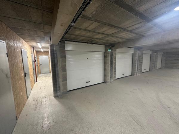LIBOURNE IMMEDIAT - TRES BEAU BATIMENT PARFAIT ETAT - GARAGES ET BUREAUX - BON RAPPORT LOCATIF