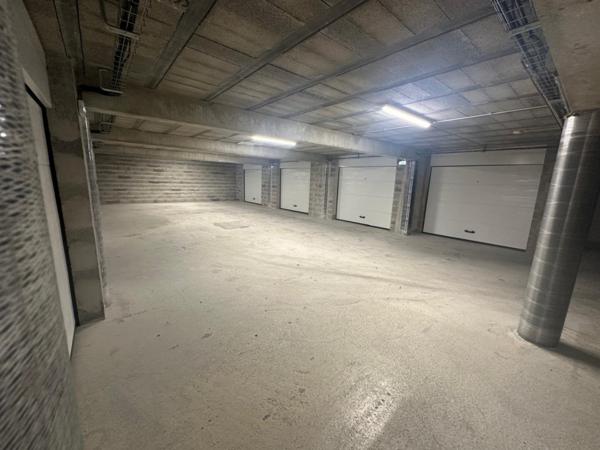 LIBOURNE IMMEDIAT - TRES BEAU BATIMENT PARFAIT ETAT - GARAGES ET BUREAUX - BON RAPPORT LOCATIF