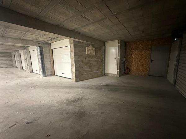 LIBOURNE IMMEDIAT - TRES BEAU BATIMENT PARFAIT ETAT - GARAGES ET BUREAUX - BON RAPPORT LOCATIF