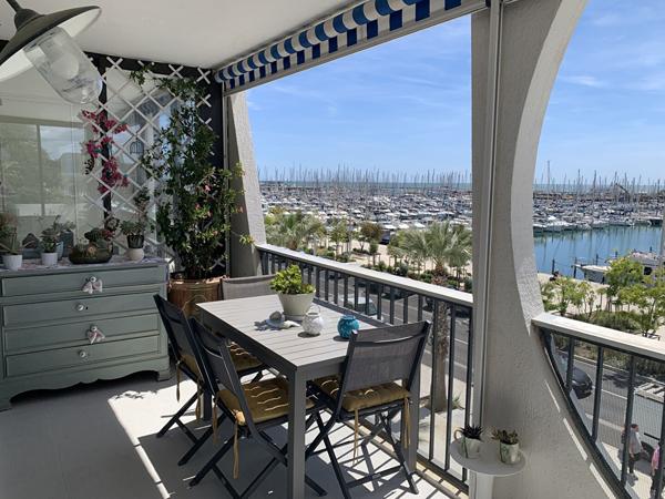 MAGNIFIQUE TROIS PIECES RENOVE VUE PORT