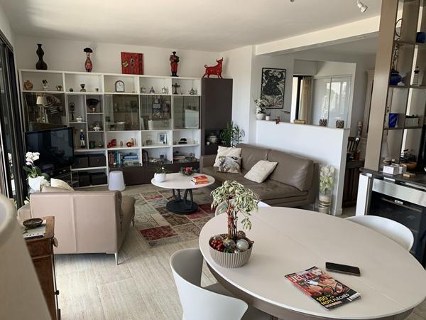 MAGNIFIQUE TROIS PIECES RENOVE VUE PORT