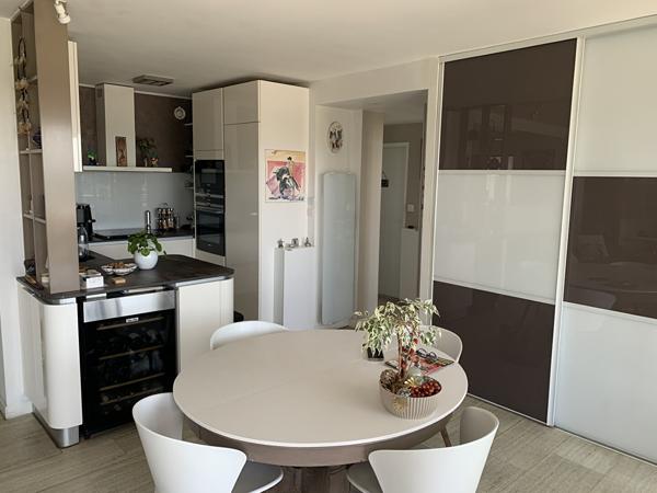MAGNIFIQUE TROIS PIECES RENOVE VUE PORT