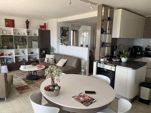 MAGNIFIQUE TROIS PIECES RENOVE VUE PORT