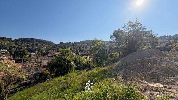 PÉGOMAS ! Terrain constructible de 1 695 m² en secteur résidentiel !