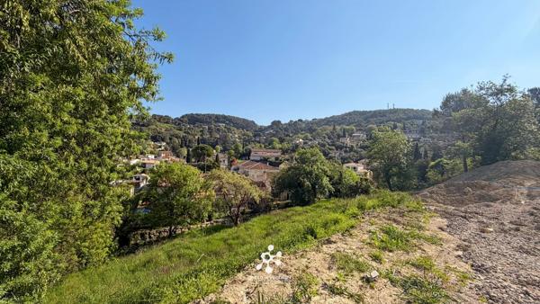 PÉGOMAS ! Terrain constructible de 1 695 m² en secteur résidentiel !