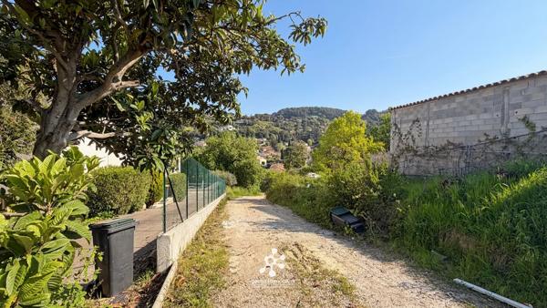 PÉGOMAS ! Terrain constructible de 1 695 m² en secteur résidentiel !
