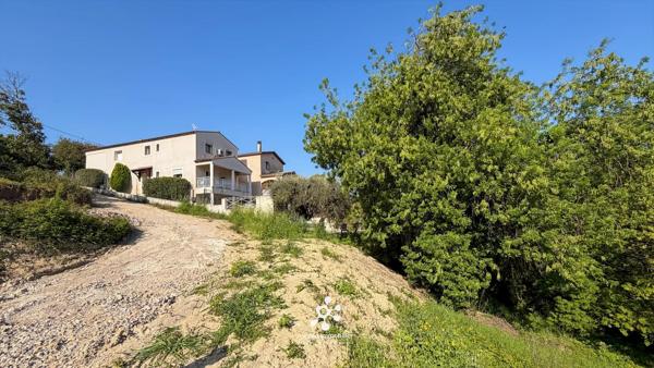 PÉGOMAS ! Terrain constructible de 1 695 m² en secteur résidentiel !