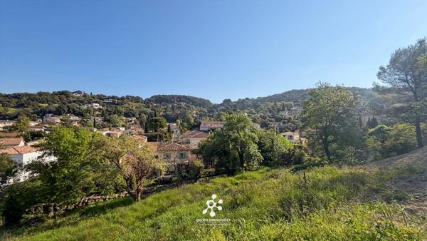 PÉGOMAS ! Terrain constructible de 1 695 m² en secteur résidentiel !