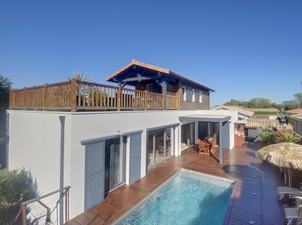 GUJAN MESTRAS ! Maison 4 pièces de 109 m2, terrasse, toit-terrasse, piscine, carport, parcelle de 414 m2