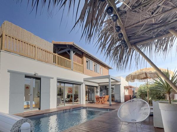 GUJAN MESTRAS ! Maison 4 pièces de 109 m2, terrasse, toit-terrasse, piscine, carport, parcelle de 414 m2