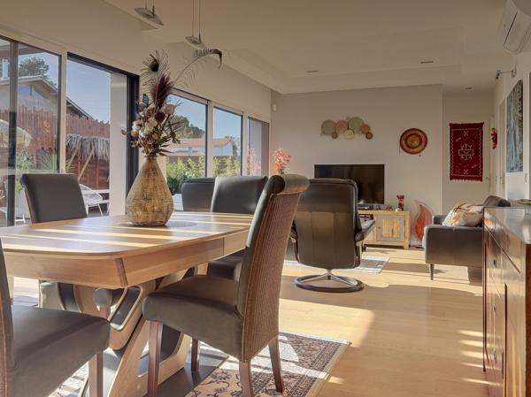 GUJAN MESTRAS ! Maison 4 pièces de 109 m2, terrasse, toit-terrasse, piscine, carport, parcelle de 414 m2