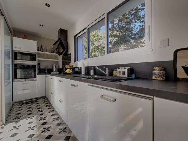 GUJAN MESTRAS ! Maison 4 pièces de 109 m2, terrasse, toit-terrasse, piscine, carport, parcelle de 414 m2