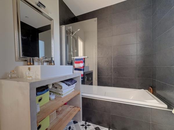 GUJAN MESTRAS ! Maison 4 pièces de 109 m2, terrasse, toit-terrasse, piscine, carport, parcelle de 414 m2