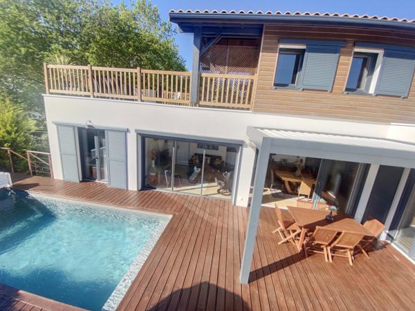 GUJAN MESTRAS ! Maison 4 pièces de 109 m2, terrasse, toit-terrasse, piscine, carport, parcelle de 414 m2