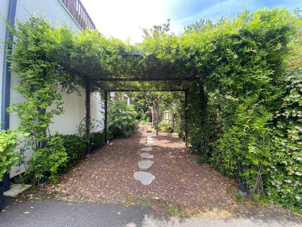 GUJAN MESTRAS ! Maison 4 pièces de 109 m2, terrasse, toit-terrasse, piscine, carport, parcelle de 414 m2