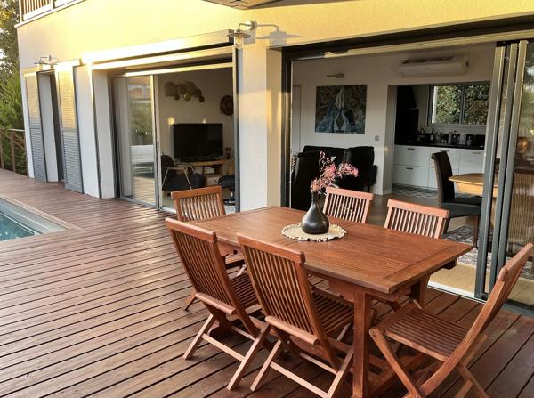 GUJAN MESTRAS ! Maison 4 pièces de 109 m2, terrasse, toit-terrasse, piscine, carport, parcelle de 414 m2